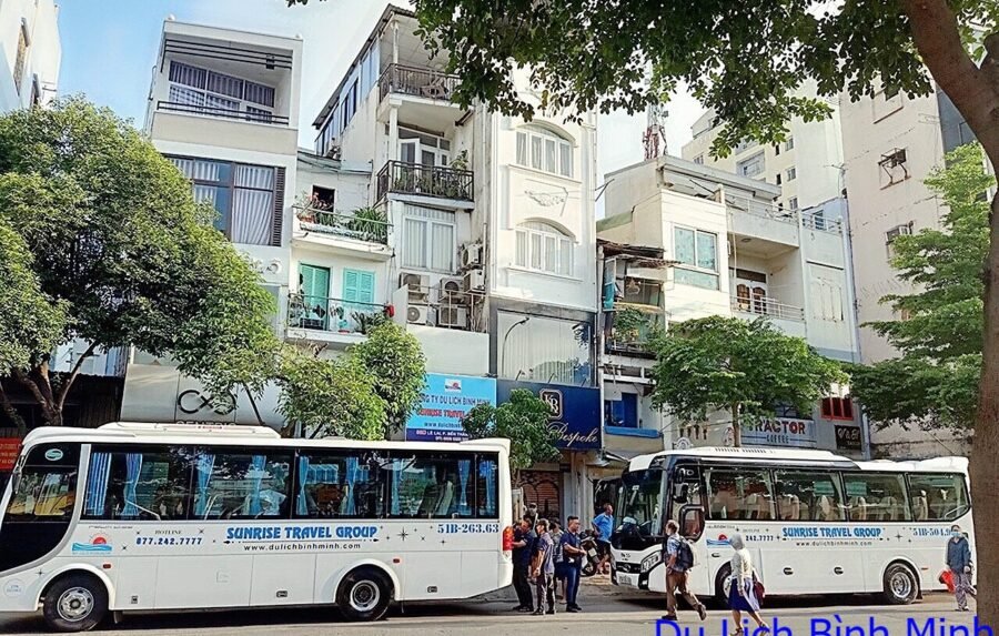 khach-di-tour-dl-binh-minh