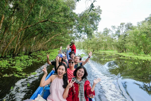 Review chi tiết tour đi thuyền khám phá rừng tràm Trà Sư cho gia đình có trẻ nhỏ