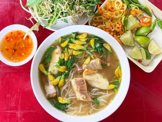 Tìm hiểu nguồn gốc và nét độc đáo của món bún cá Châu Đốc trong văn hóa ẩm thực miền Tây