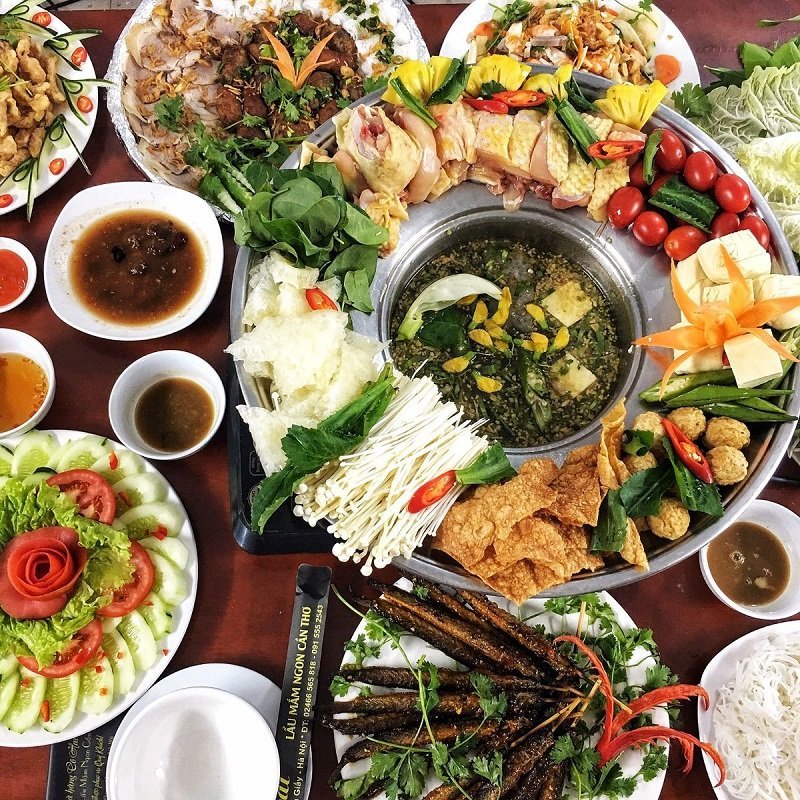 đặc sản miền Tây ít người biết - Cá lóc phủ đất sét nướng trui phiên bản dân dã
