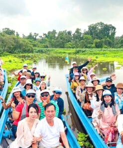 Xuồng chở đoàn khách giữa rừng tràm Trà Sư